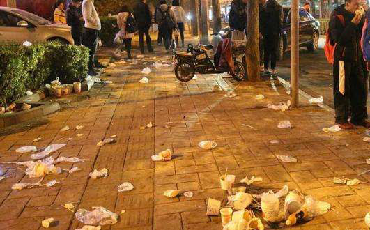 地?cái)偨?jīng)濟(jì)催生人間煙火后，垃圾怎么處理