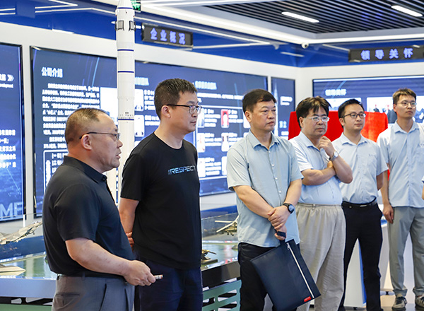 中航飛機(jī)起落架李銘董事長(zhǎng)考察頂立科技 (2).JPG 中航飛機(jī)起落架李銘董事長(zhǎng)考察頂立科技 (2).JPG