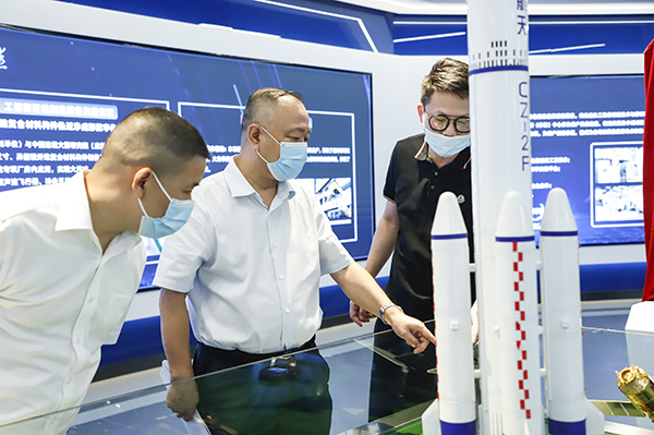 長沙經開區(qū)管委會主任張慶紅一行調研頂立科技 (1).JPG