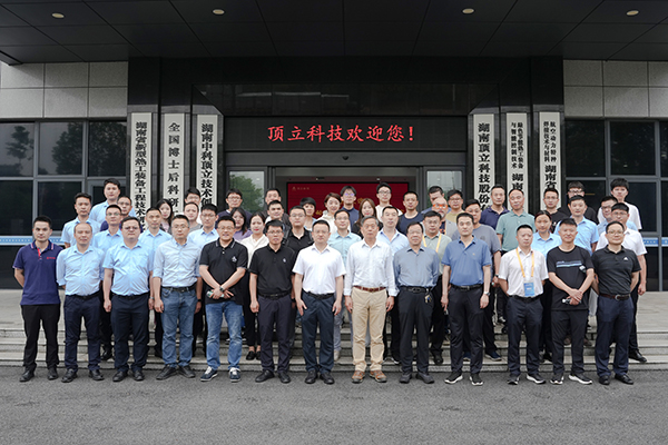 碳陶制動材料產業(yè)發(fā)展論壇在長沙成功舉辦 (8).jpg 碳陶制動材料產業(yè)發(fā)展論壇在長沙成功舉辦 (8).jpg